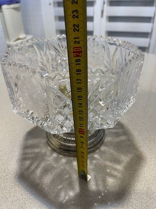 Cuenco de cristal con base de metal