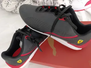 Zapatillas Puma Negras y Rojas.Ferray