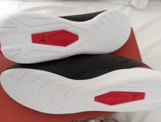 Zapatillas Puma Negras y Rojas.Ferray