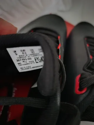 Zapatillas Puma Negras y Rojas.Ferray