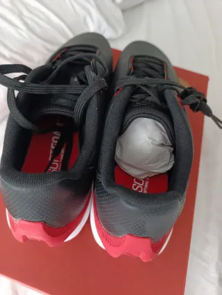 Zapatillas Puma Negras y Rojas.Ferray