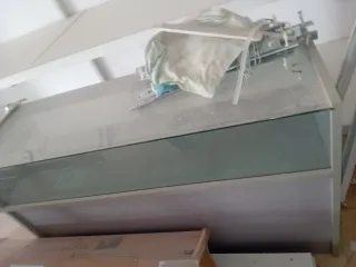 Vitrina para tienda de cristal y madera