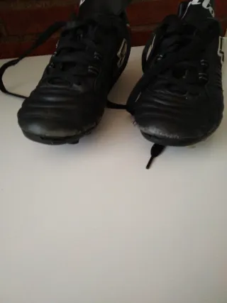 Botas de fútbol Lotto negras