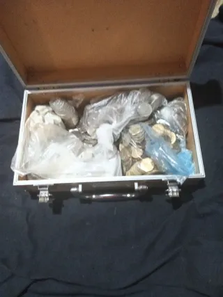 Maletín con monedas antiguas