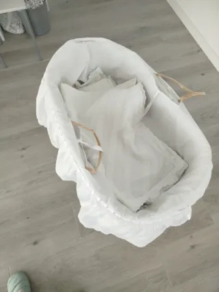 Moisés de mimbre con soporte