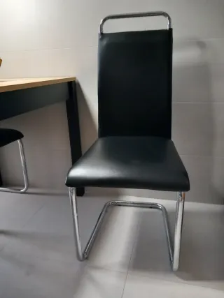 Sillas de comedor negras y plateadas