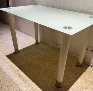 Mesa de cristal y metal