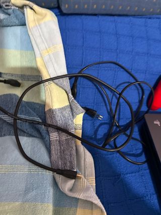 PS4 (PlayStation 4) Negra + Mando Rojo