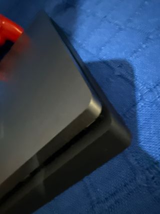 PS4 (PlayStation 4) Negra + Mando Rojo