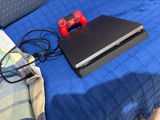 PS4 (PlayStation 4) Negra + Mando Rojo