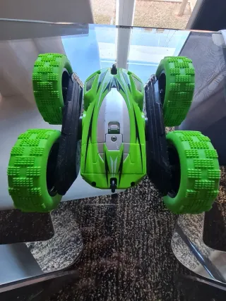 Coche teledirigido verde acrobático