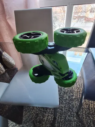 Coche teledirigido verde acrobático