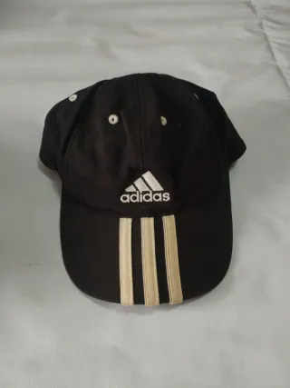 2 gorras Nike y 1 Adidas.