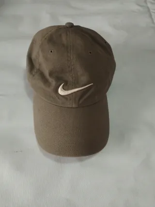 2 gorras Nike y 1 Adidas.