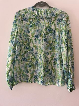 Blusa floral con volantes