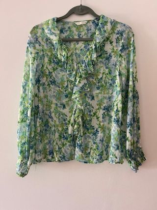 Blusa floral con volantes