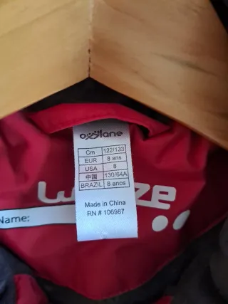 Mono de esquí rojo y blanco