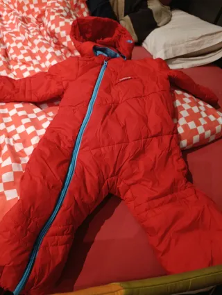 Mono de nieve rojo para niño de 2 años