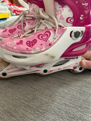 Patines rosa y blanco de tres ruedas, lineal.