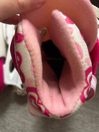 Patines rosa y blanco de tres ruedas, lineal.