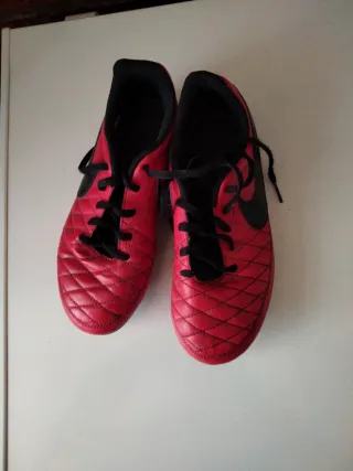 Botas de fútbol Nike rojas