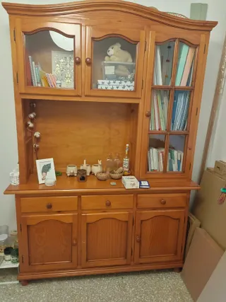 Mueble de madera con vitrina