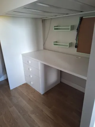 Dormitorio juvenil blanco con escritorio