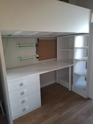 Dormitorio juvenil blanco con escritorio