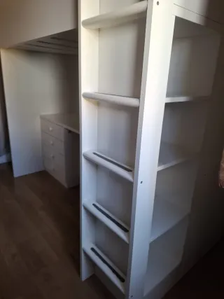 Dormitorio juvenil blanco con escritorio