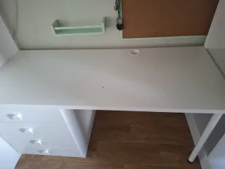 Dormitorio juvenil blanco con escritorio