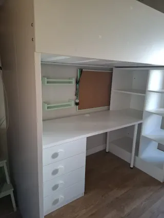 Dormitorio juvenil blanco con escritorio
