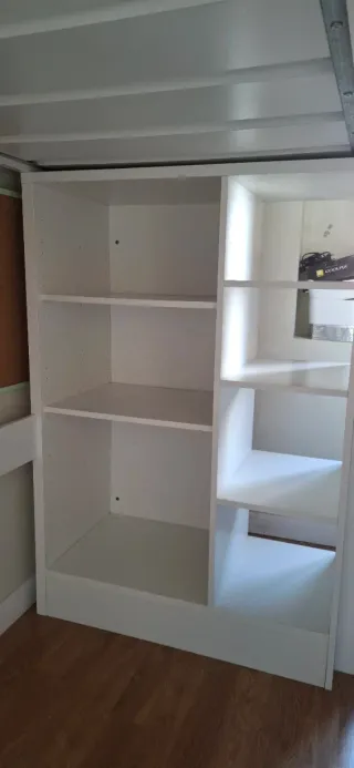 Dormitorio juvenil blanco con escritorio