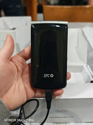 Teléfono Qubo P210C para personas mayores.