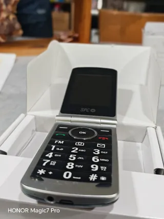 Teléfono Qubo P210C para personas mayores.