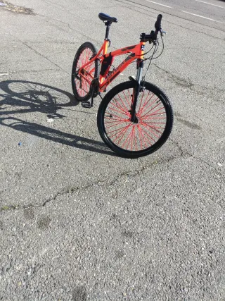 Bicicleta Naranja Ruedas Rojas Buen Estado