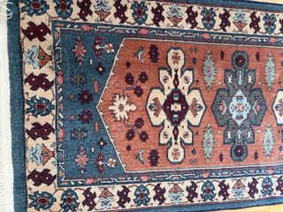 Alfombra decorativa azul y naranja