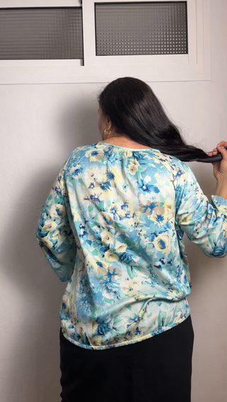 Blusa floral azul y blanca