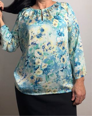 Blusa floral azul y blanca