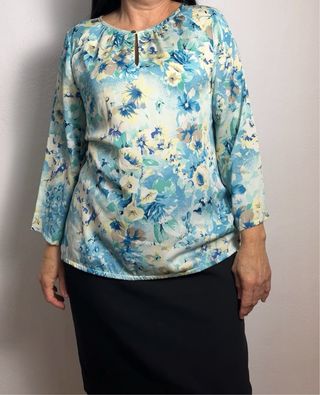 Blusa floral azul y blanca