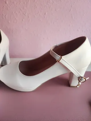 Zapatos de tacón blancos con tira