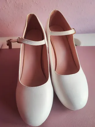 Zapatos de tacón blancos con tira