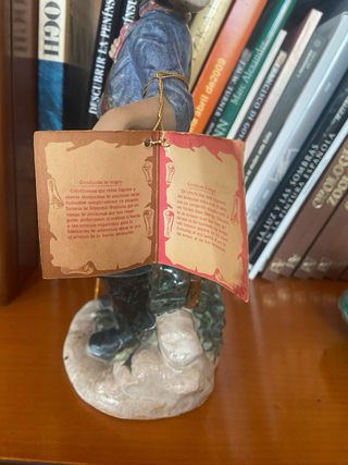 Figura porcelana niño pescador bastón cesta