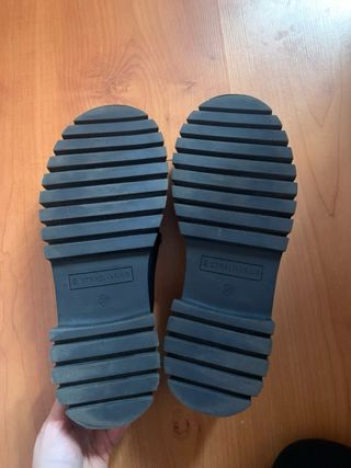 Mocasines negros con cadena dorada