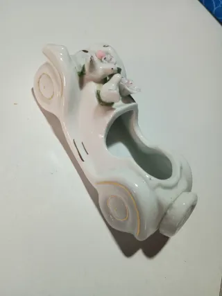 Coche de porcelana con palomas
