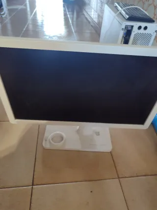 Pantalla de ordenador blanca