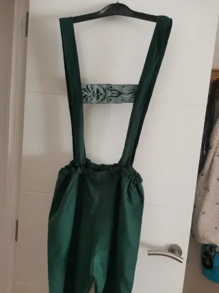 Disfraz tirolés verde con tirantes
