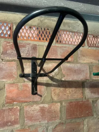 2 Soportes  para colgar montura de caballo