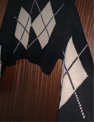 Camisola preta e bege com padrão argyle