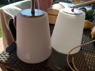 Lámparas colgantes de cristal y aluminio.