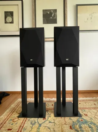 Altavoces MOFI Sourcepoint 8 con pies originales